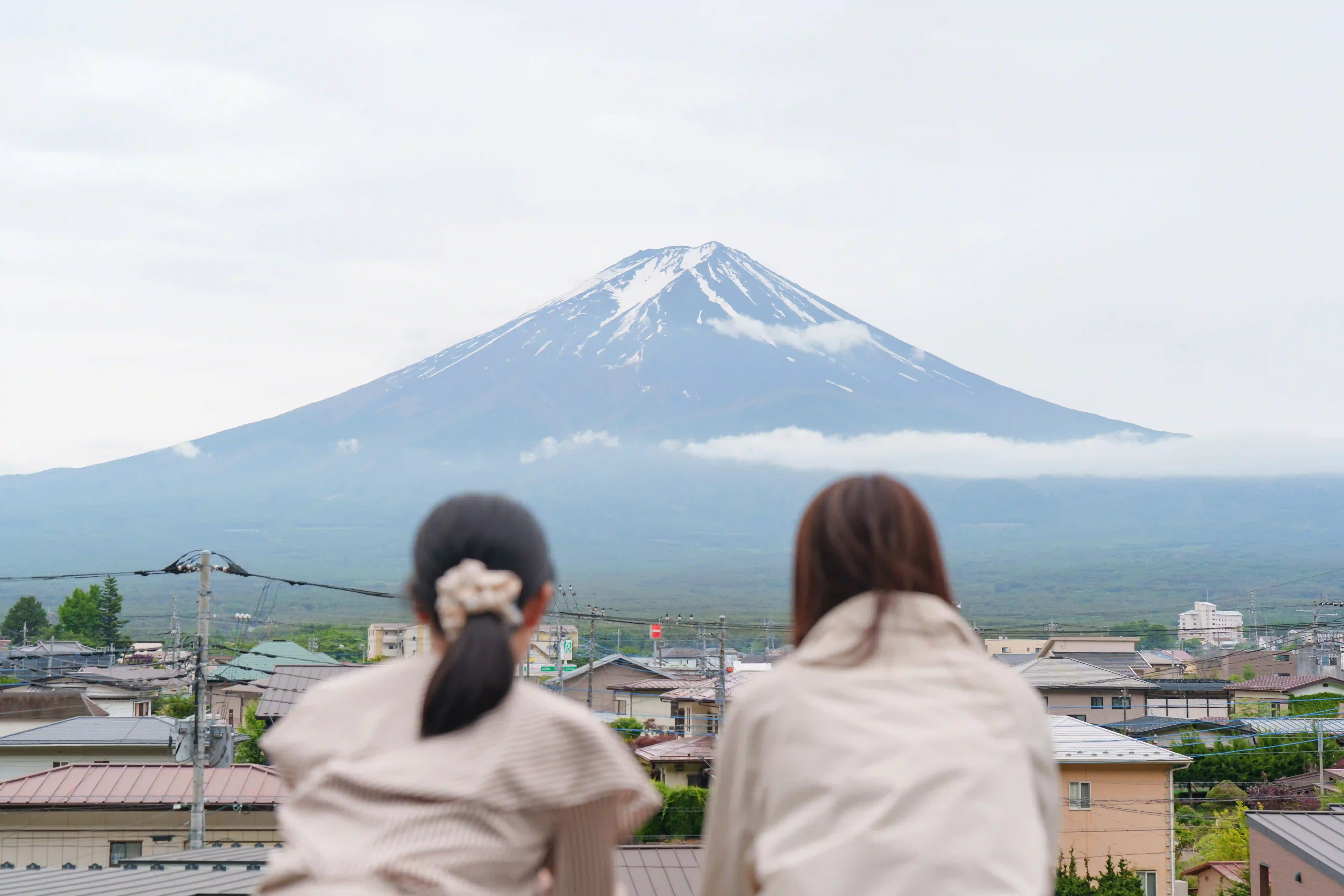 富士山を望むグランピングとヴィラの風景