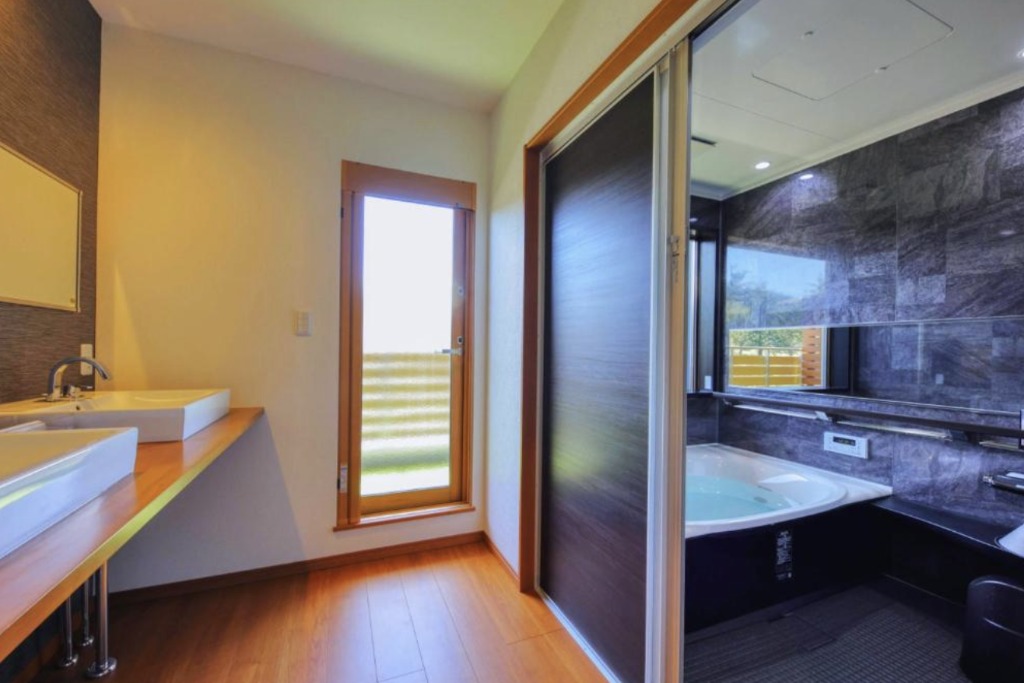 A Luxurious Jacuzzi Bath with Views of Mt. Fuji