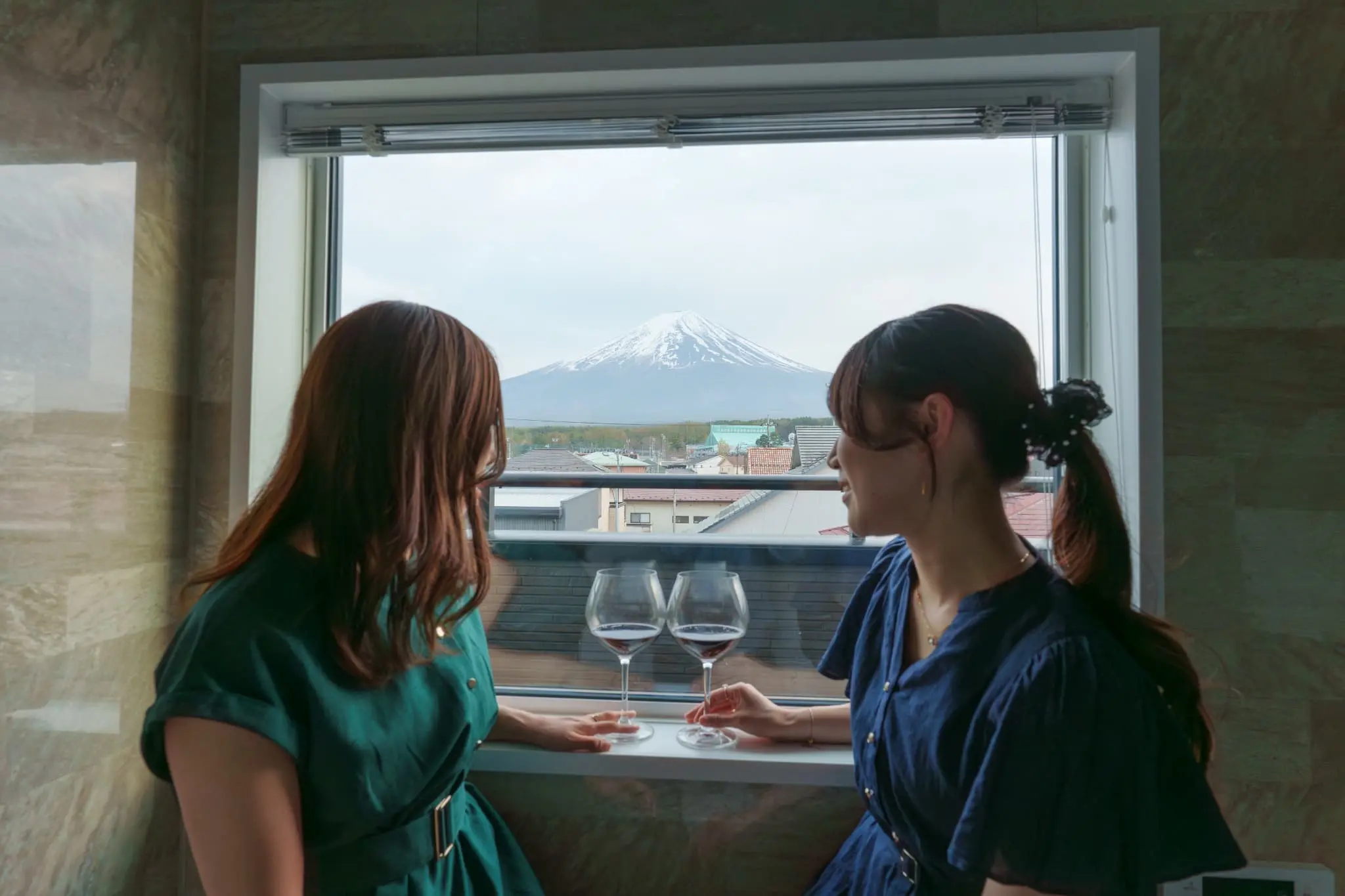 富士山を望む、贅沢なビューバス体験